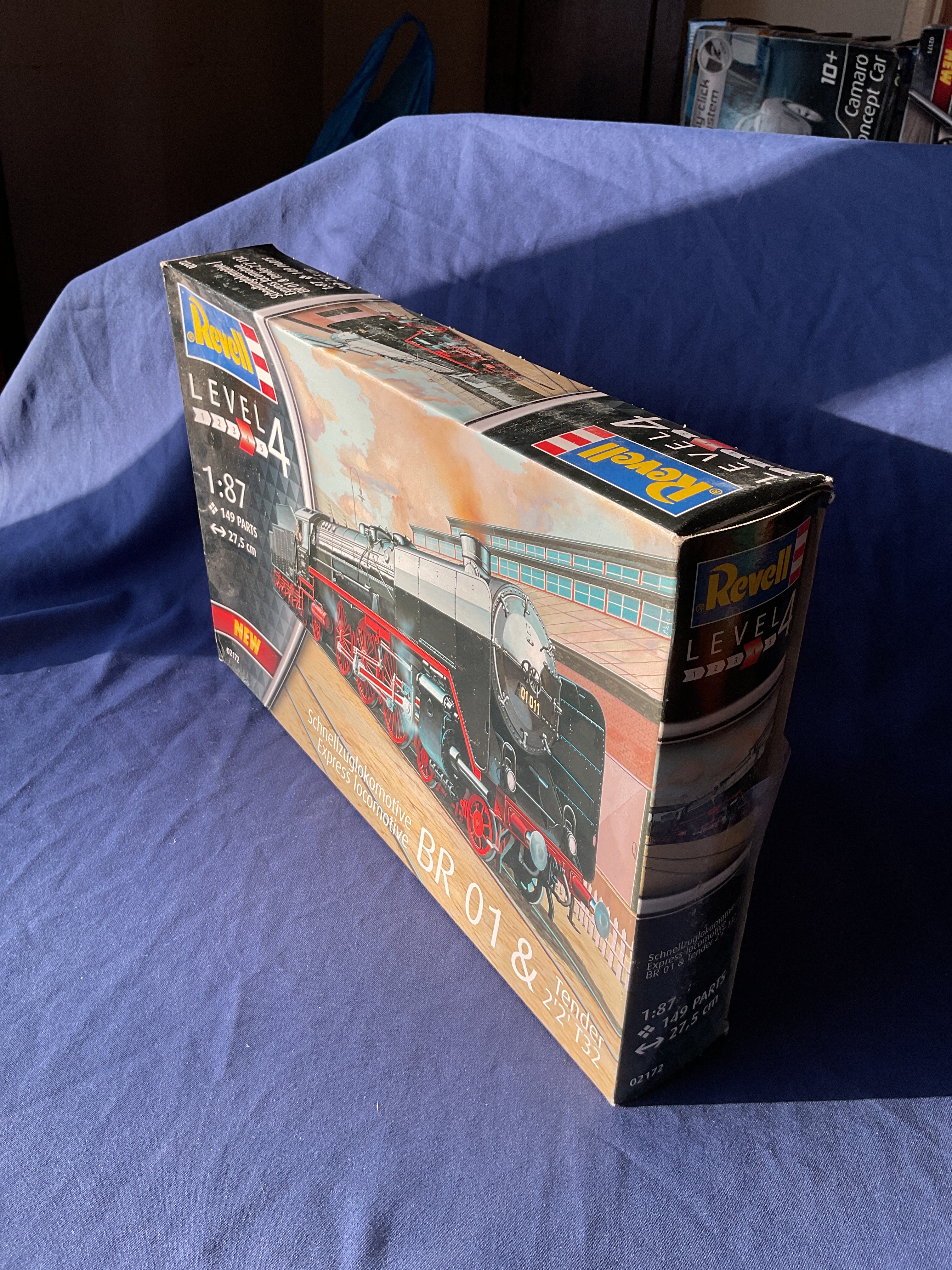 Revell 1/87 Schnellzuglokomotive BR 01 & Tender 2'2' T32 Express Locomotive (02172)