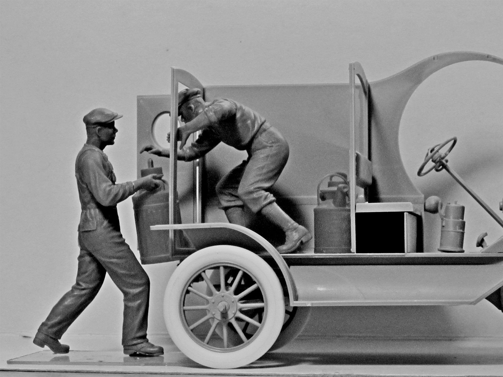 ICM 1/24 Gasoline Delivery Model T 1912 (24019)