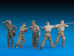 MiniArt 1/35 German Tank Crew at Work Special Edition (35285)