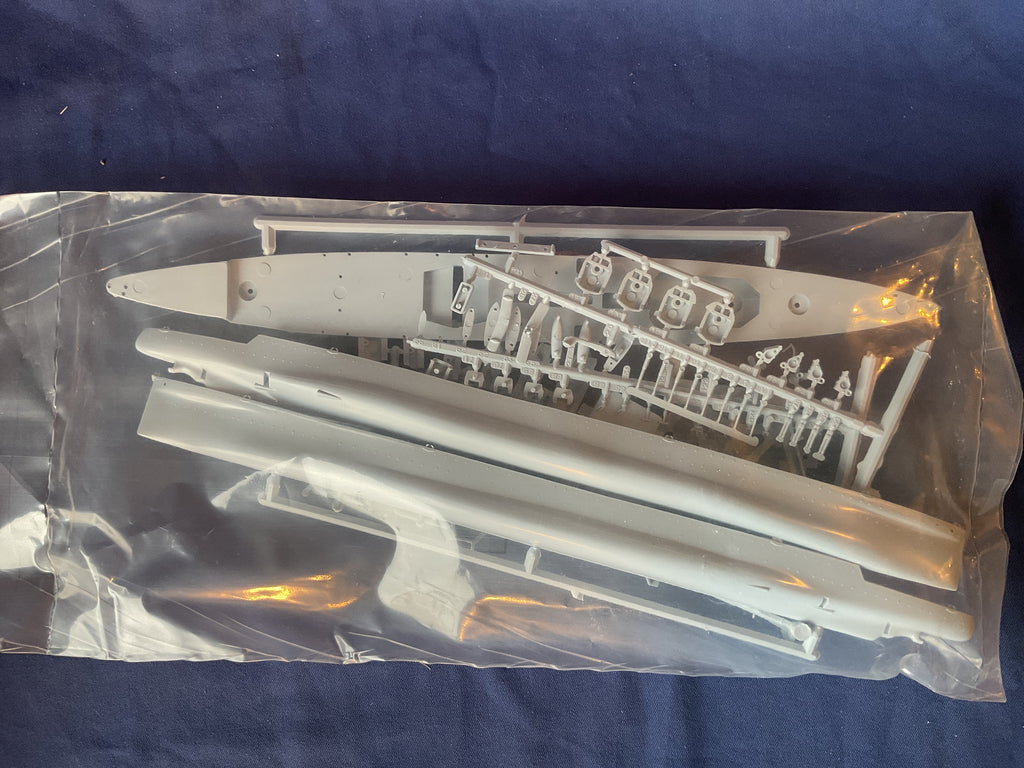 Airfix 1/600 HMS Suffolk (A03203)