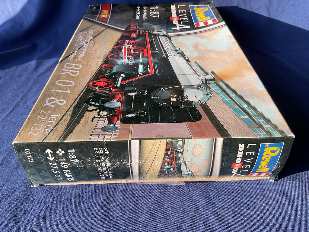 Revell 1/87 Schnellzuglokomotive BR 01 & Tender 2'2' T32 Express Locomotive (02172)