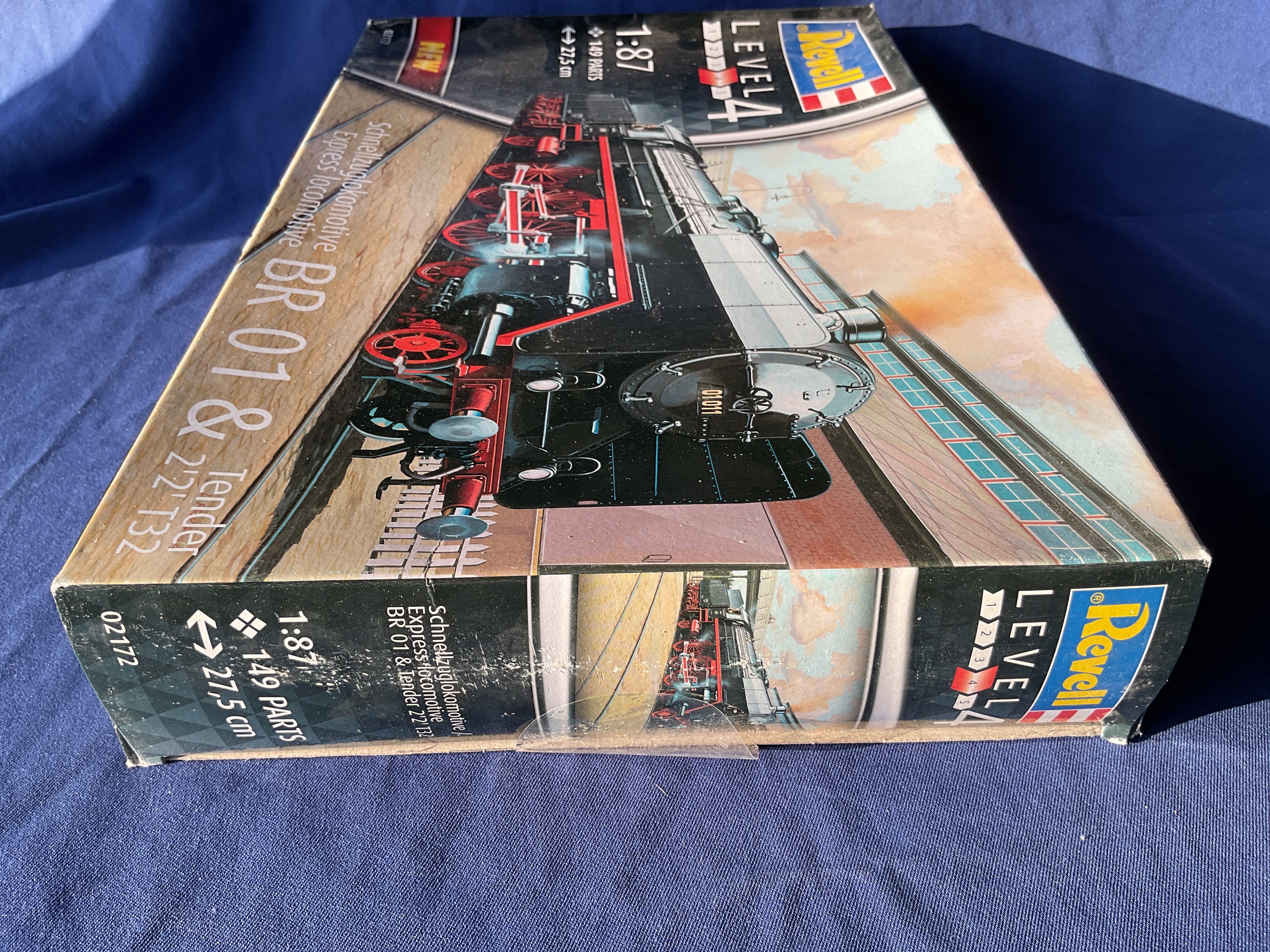 Revell 1/87 Schnellzuglokomotive BR 01 & Tender 2'2' T32 Express Locomotive (02172)