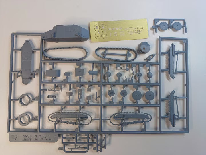 FlyHawk 1/72 Renault FT-17 Light Tank (Riveted Turret) (FH 3001)