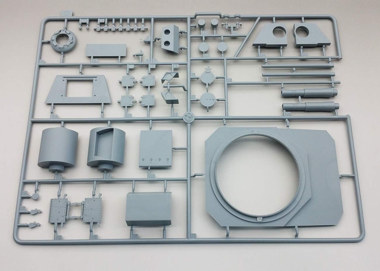 Amusing Hobby 1/35 8.8cm Flakzwilling Flakpanzer E-100 (35A016)