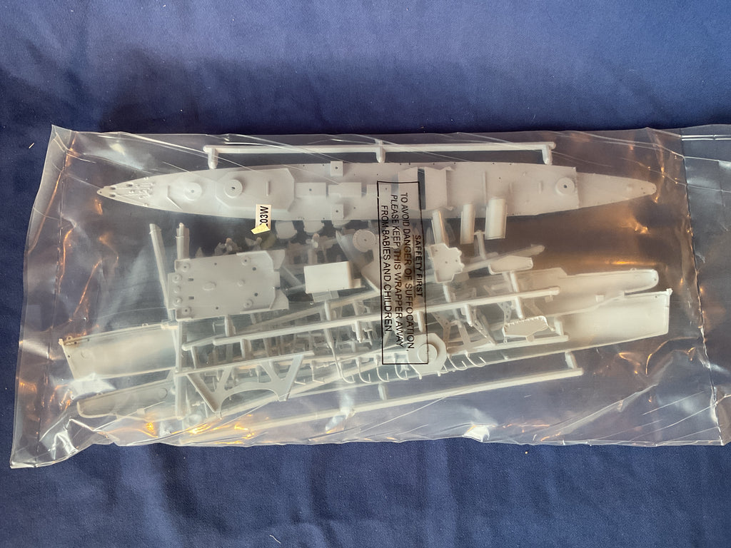 Airfix 1/600 HMS Suffolk (A03203)