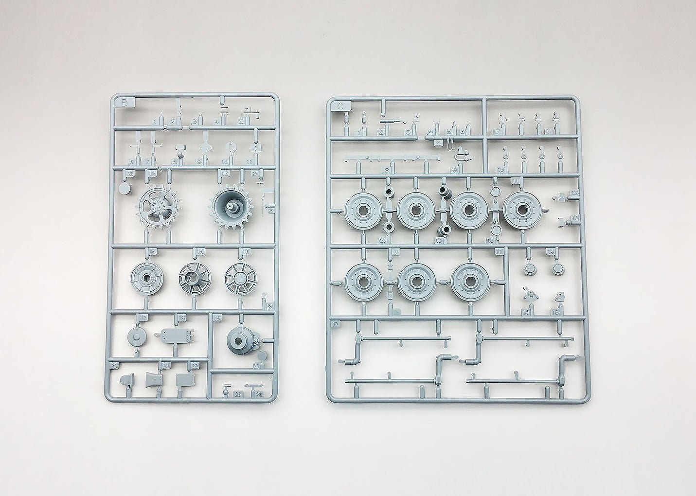 Amusing Hobby 1/35 Panzerkampfwagen Panther II (35A018)