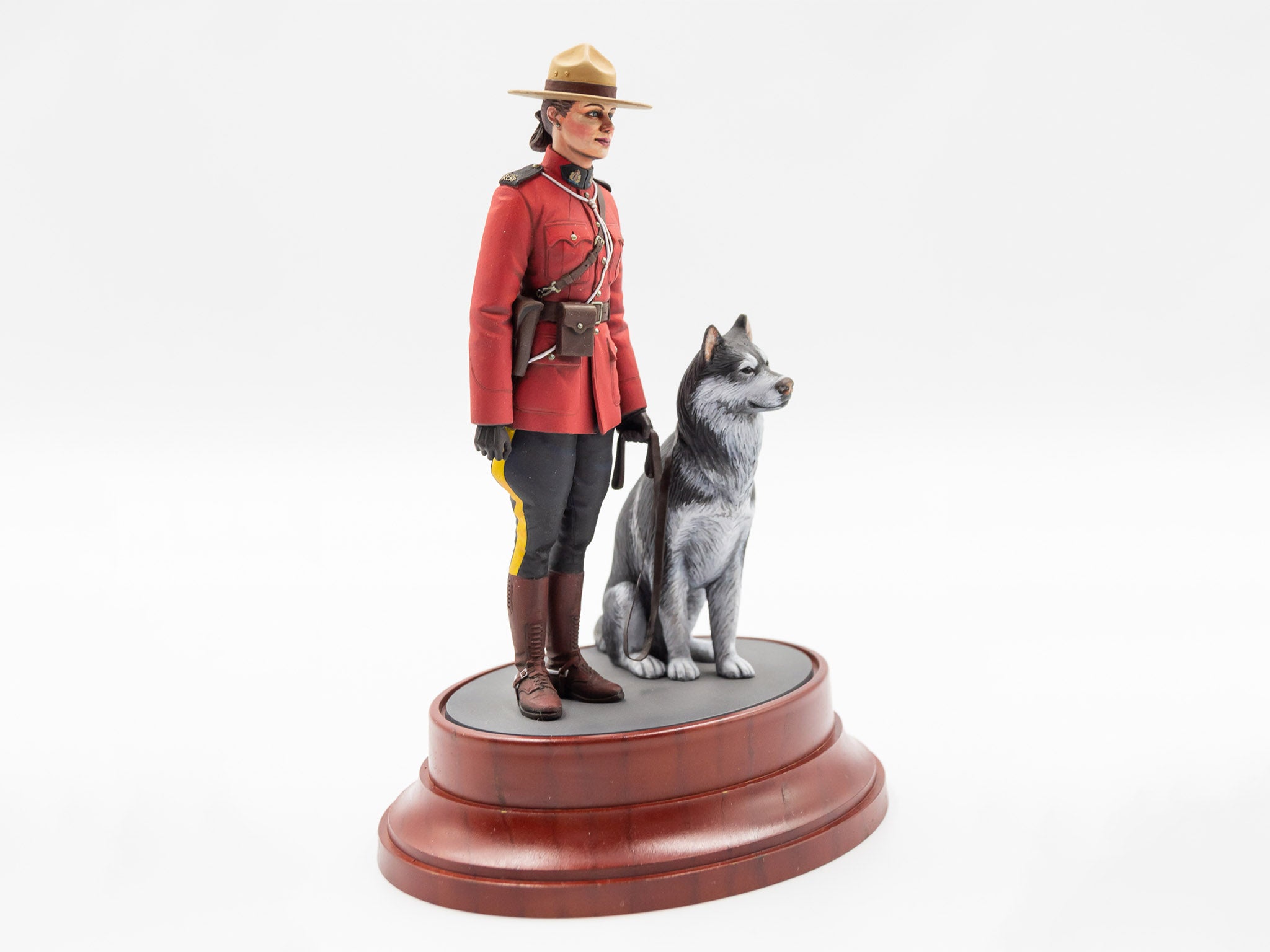 ICM 1/16 RCMP Female Officer with dog (16008)