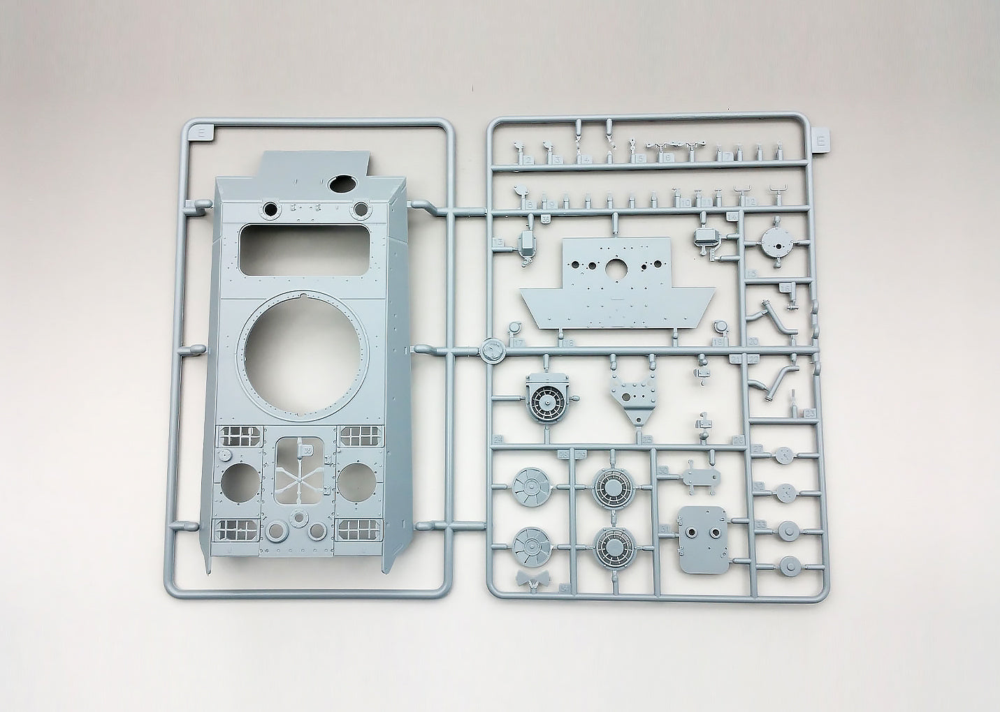 Amusing Hobby 1/35 Panzerkampfwagen Panther II (35A018)
