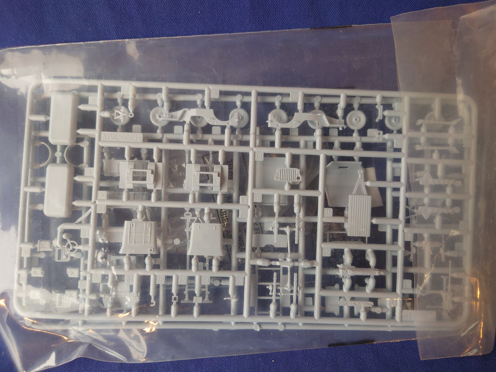 Airfix 1/72 WWII RAF Bomber Re-Supply Set (A05330)