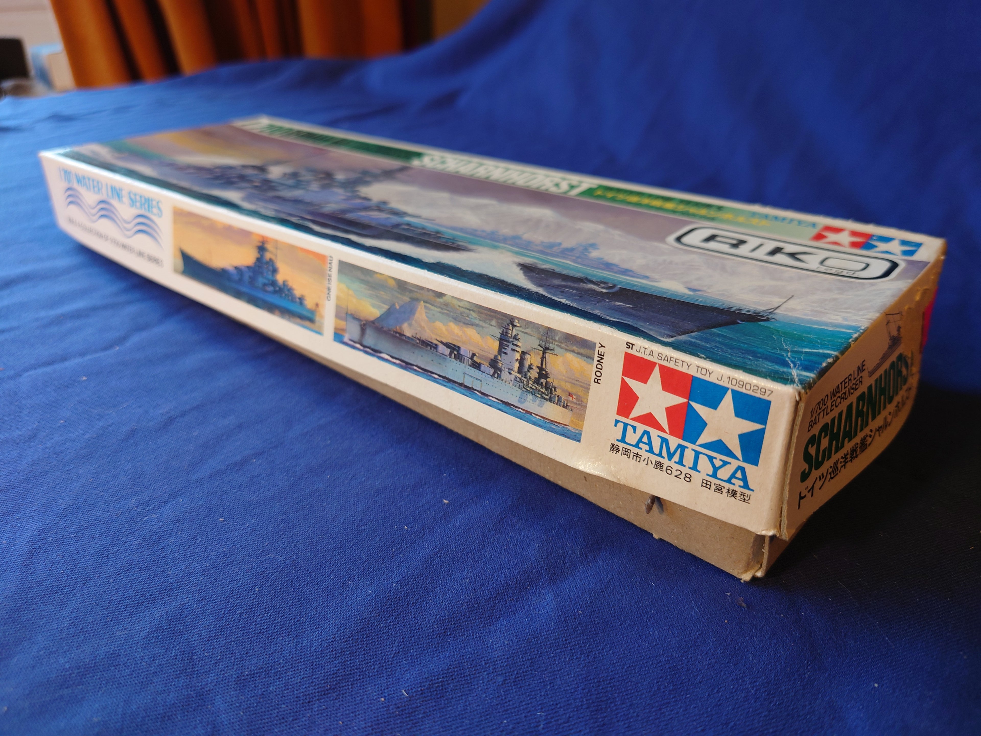 Tamiya 1/700 German Battlecruiser Scharnhorst Water Line Series No Decals (WL.B118)