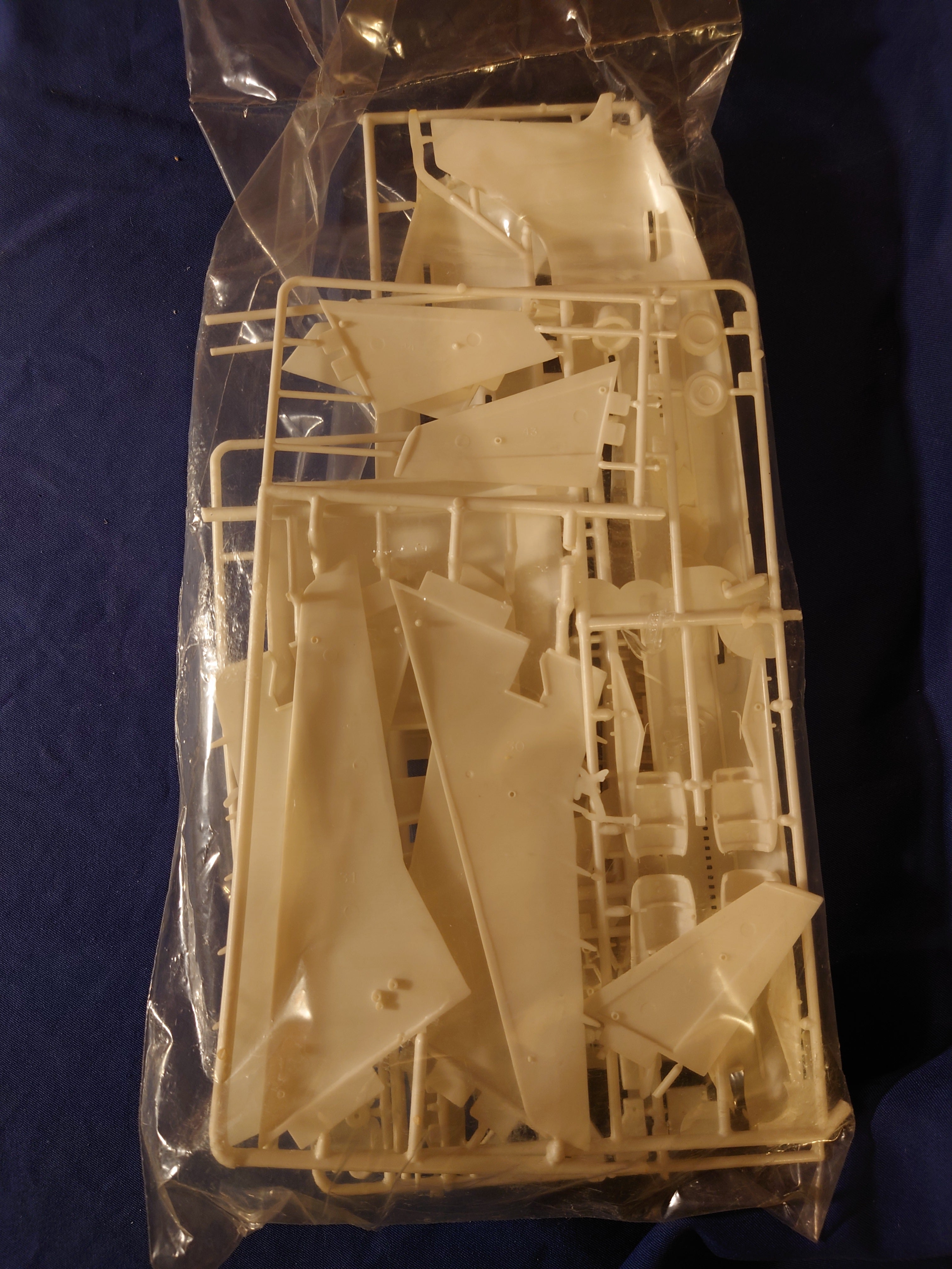 Revell 1/144 TriStar L-1011 Cutaway Display Plane (H-196)