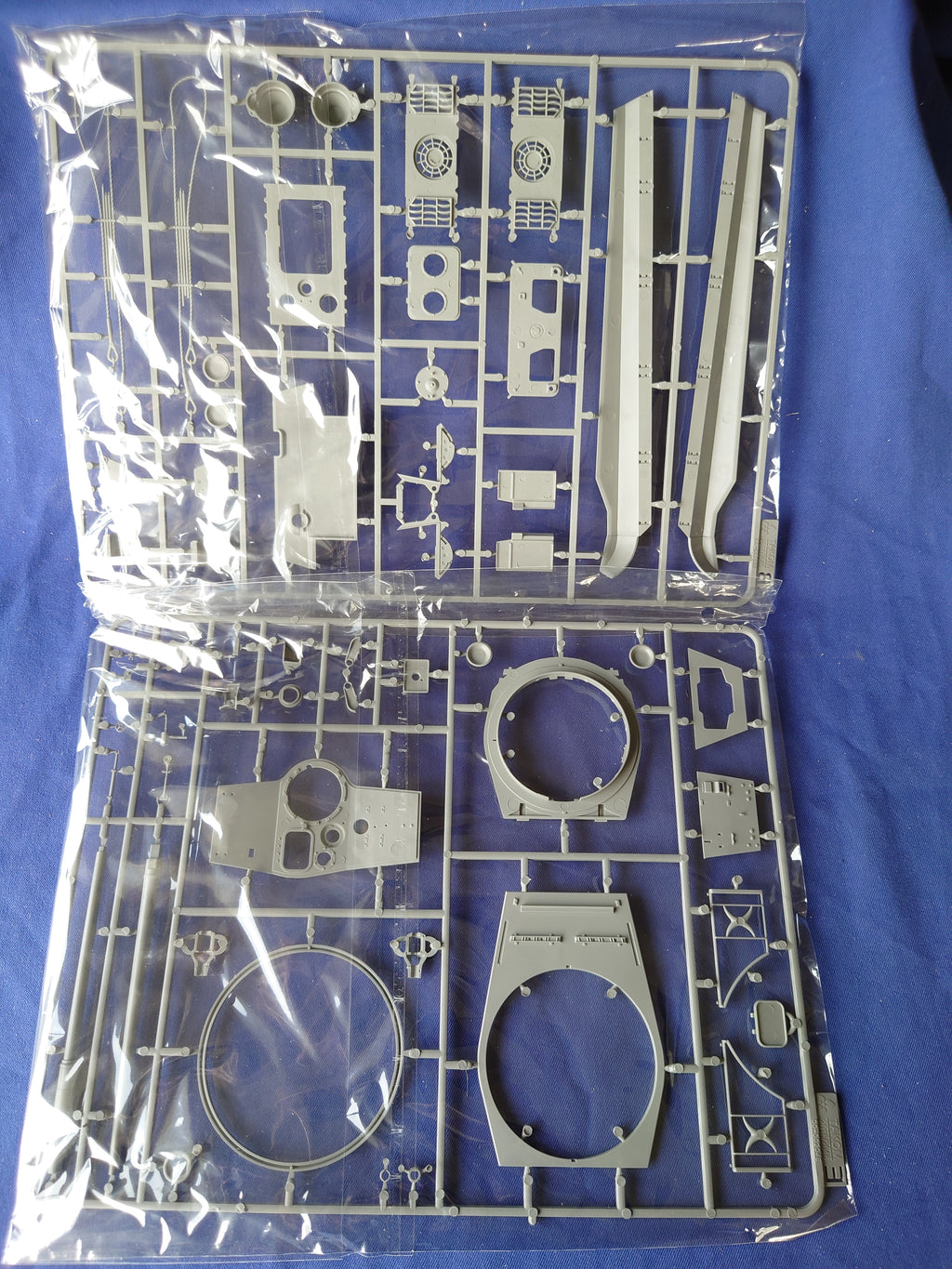 Takom 1/35 WWII German Heavy Tank King Tiger Initial production (2096)