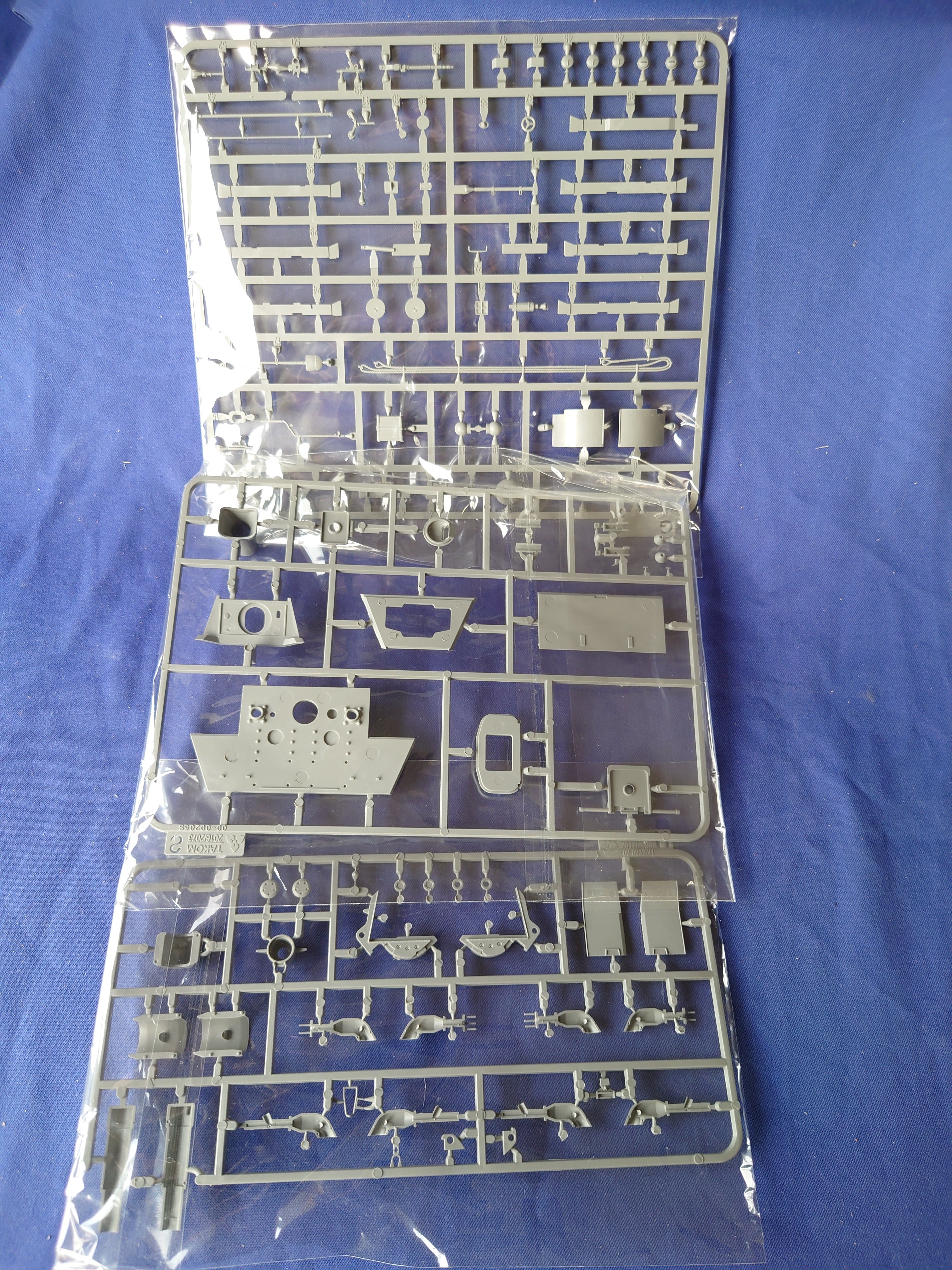 Takom 1/35 WWII German Heavy Tank King Tiger Initial production (2096)