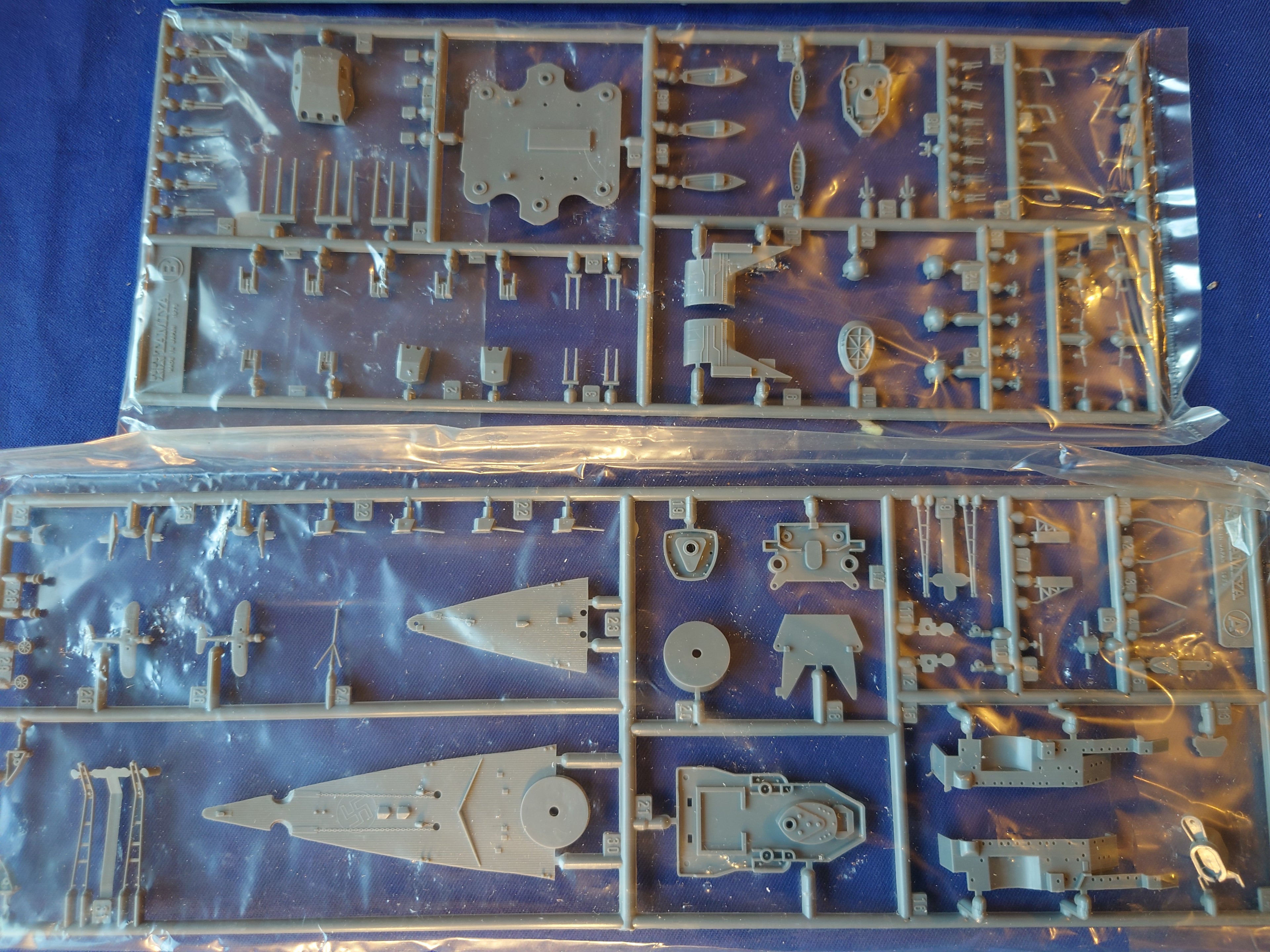 Tamiya 1/700 German Battlecruiser Scharnhorst Water Line Series No Decals (WL.B118)