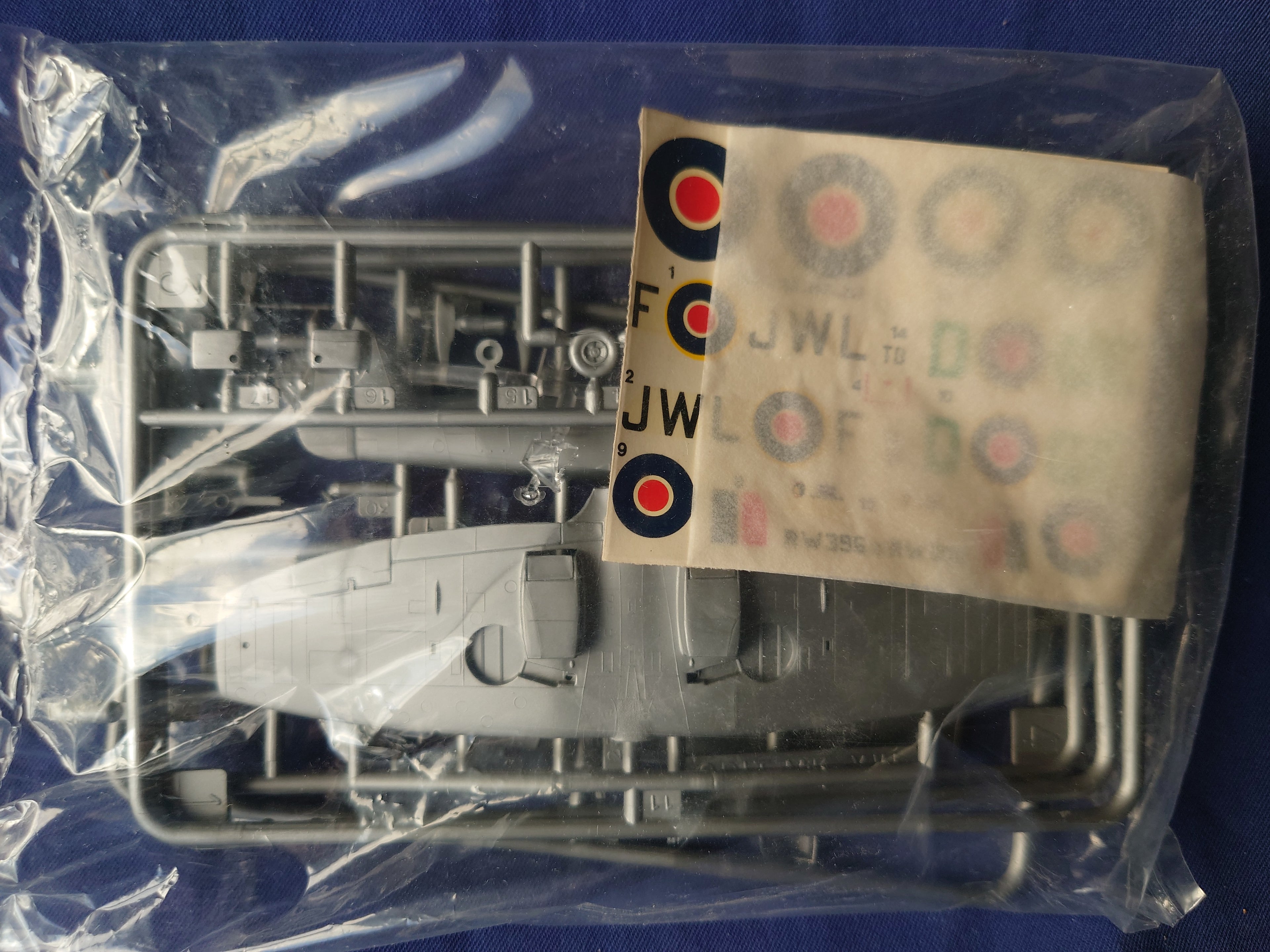 Heller Humbrol 1/72 N Supermarine Spitfire Mk XVIE (80282)
