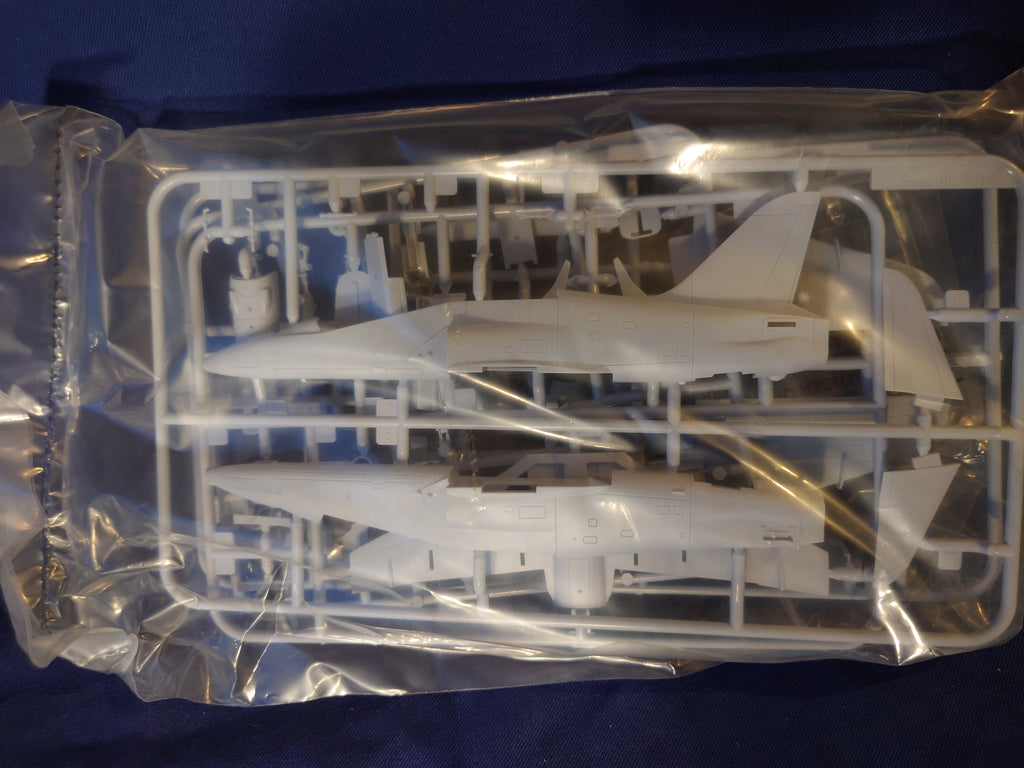 Airfix 1/72 RAF Red Arrows Hawk (A02005A)