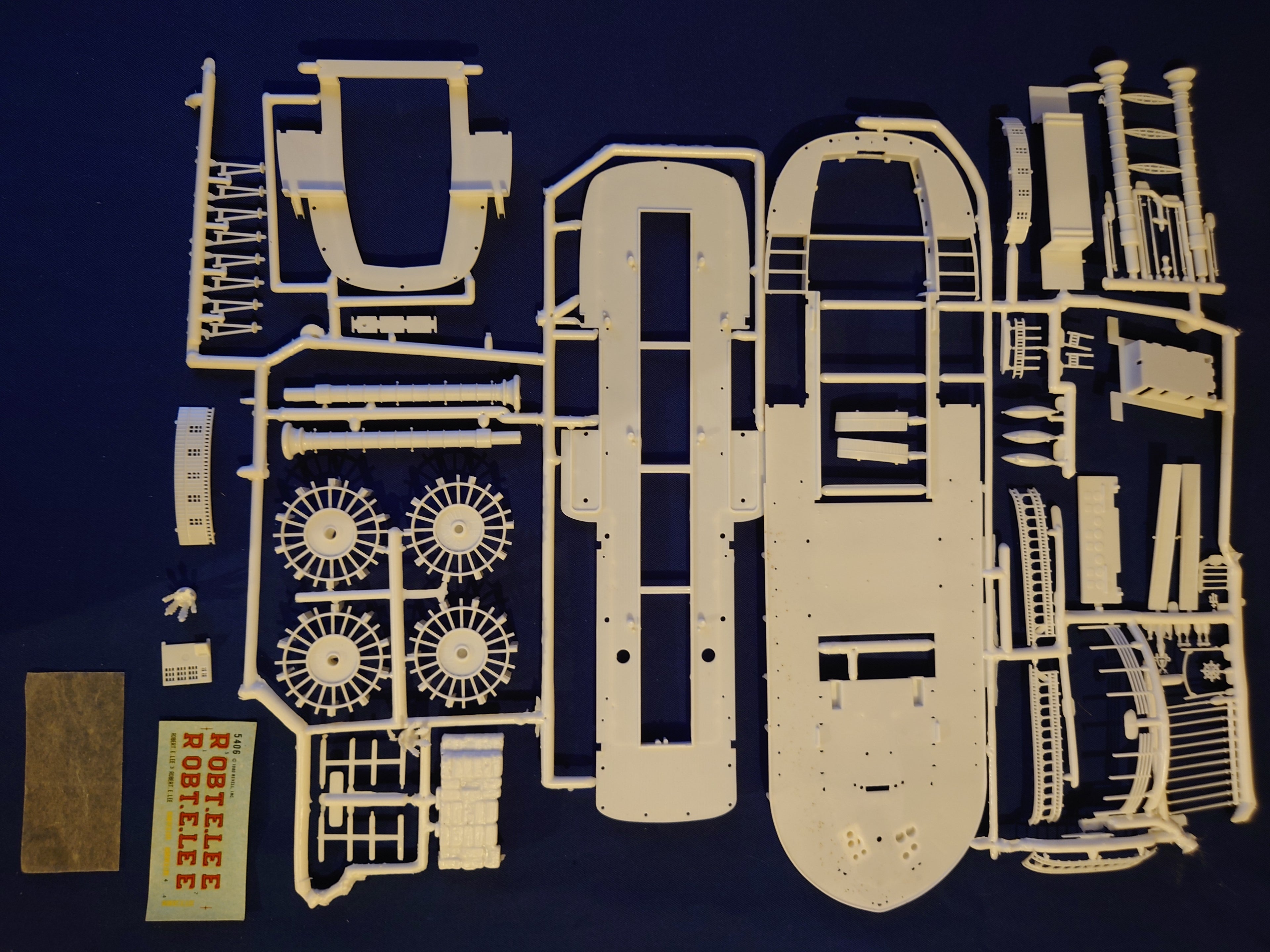 Revell 1/275 Mississippi Paddlewheeler Robert E. Lee (5406)