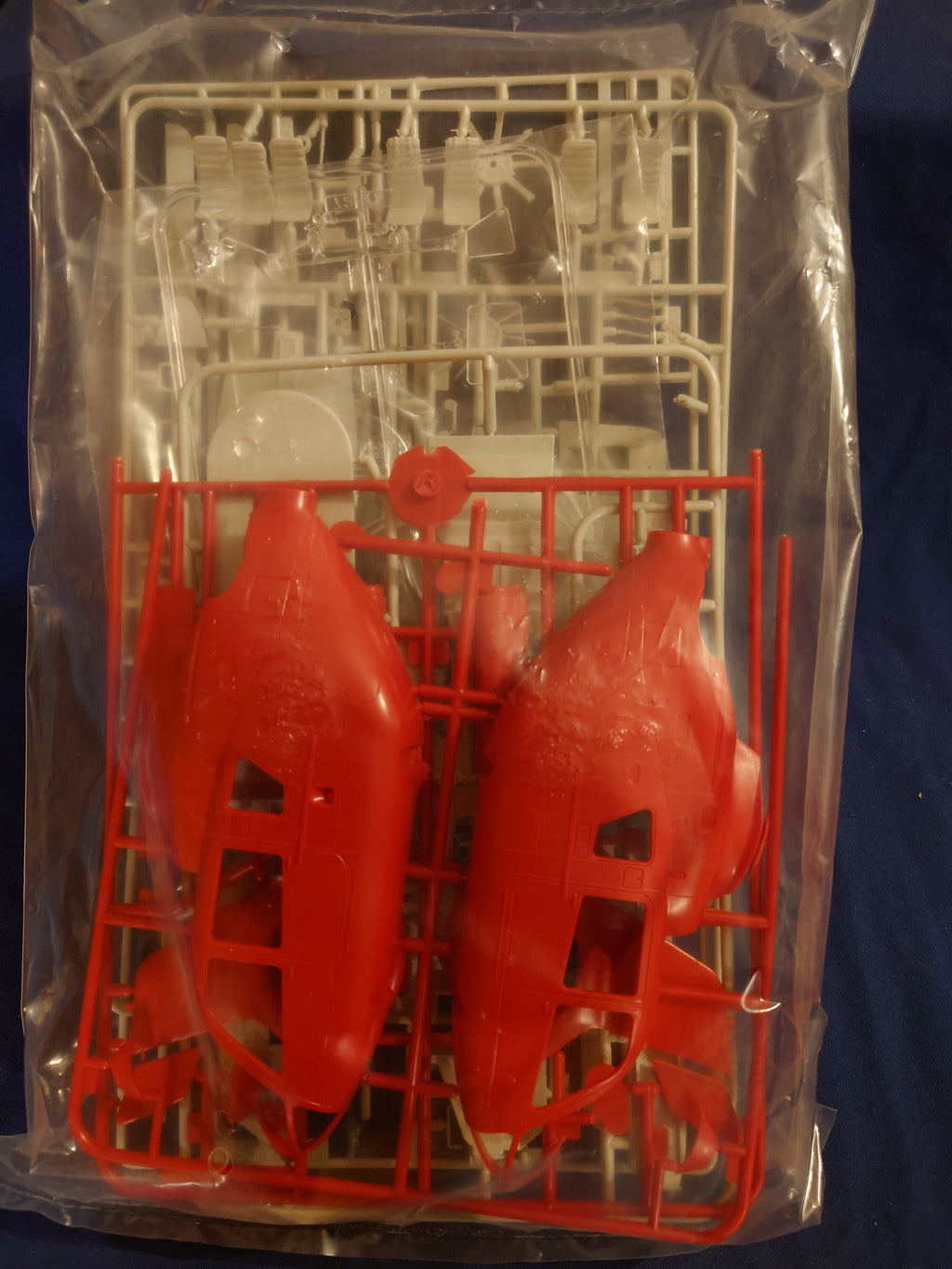 Revell 1/32 Eurocopter EC 135 Air Zermatt (04423)