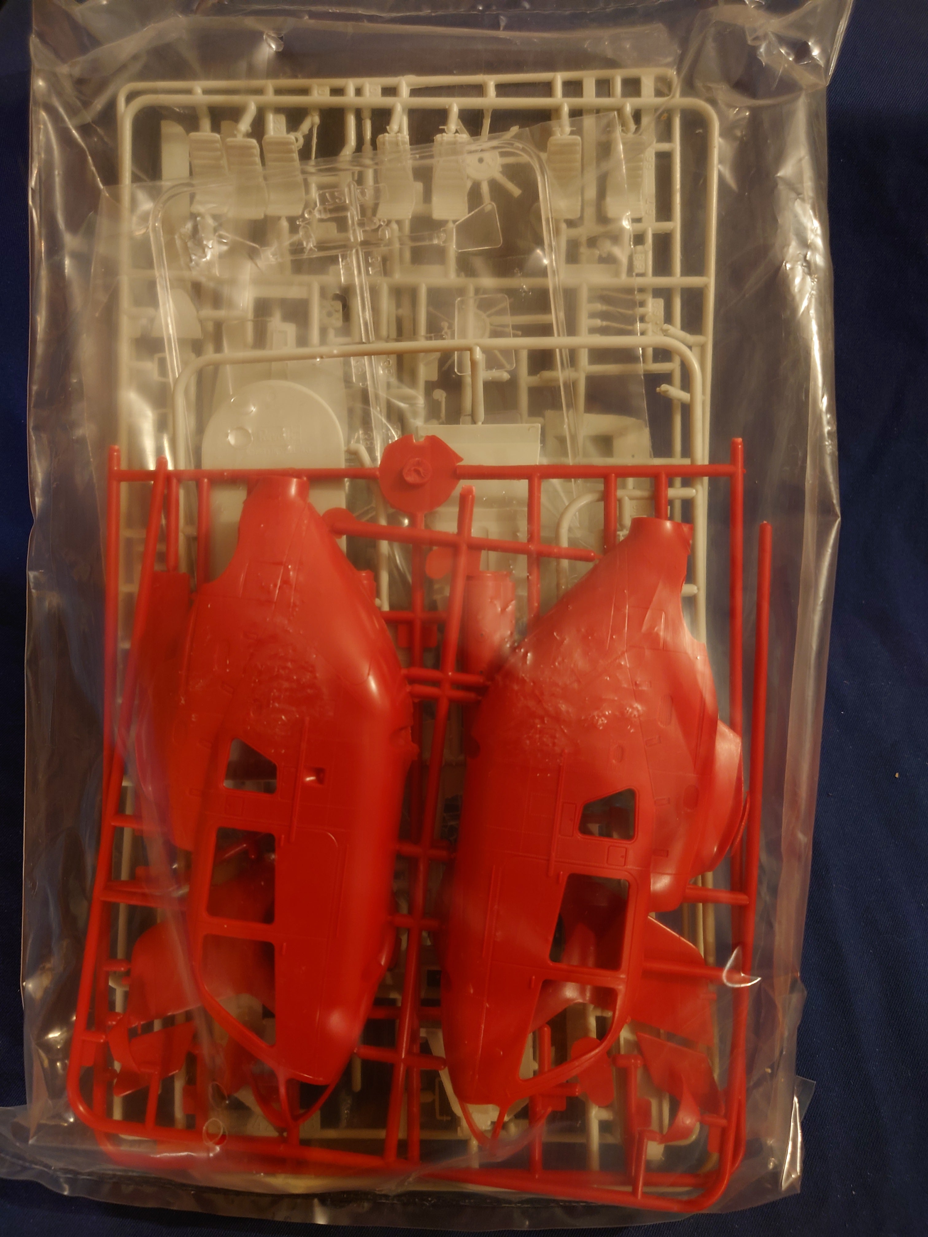 Revell 1/32 Eurocopter EC 135 Air Zermatt (04423)