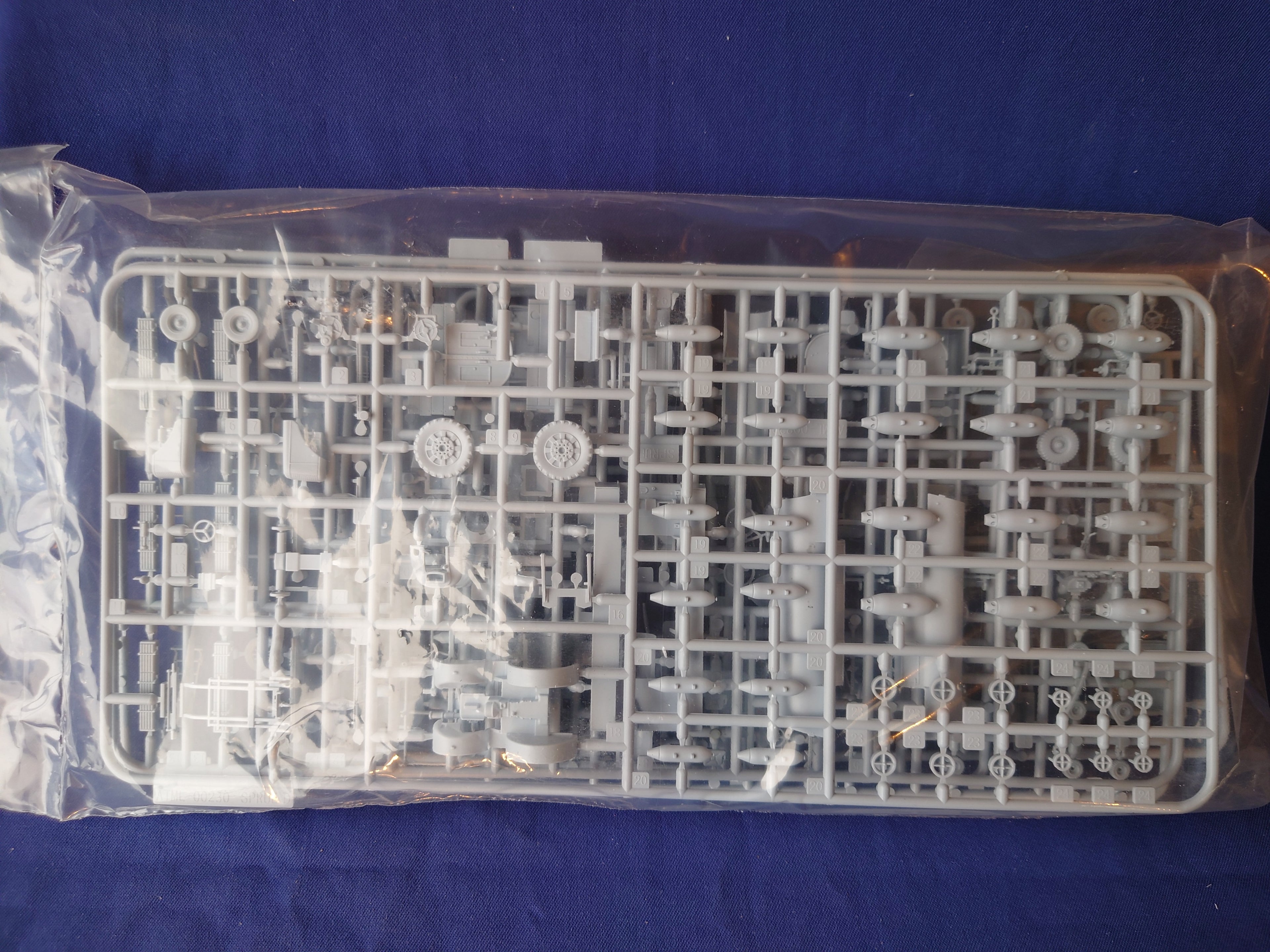 Airfix 1/72 WWII RAF Bomber Re-Supply Set (A05330)