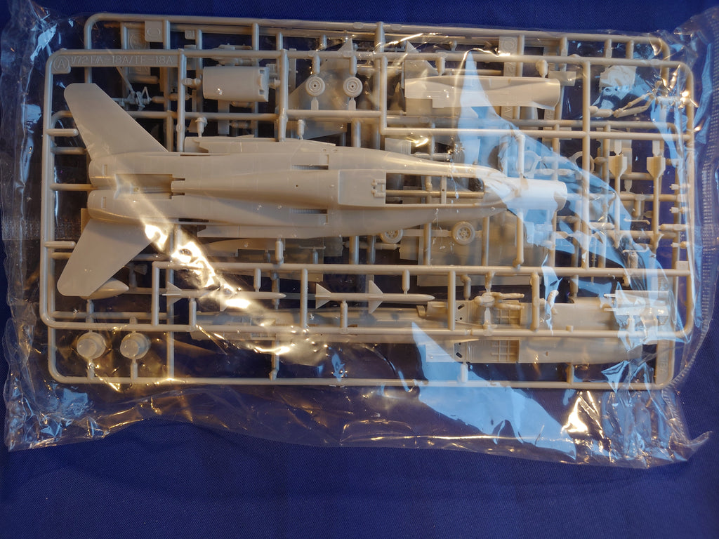 Hasegawa 1/72 F/A-18A Hornet (painted canopy included) (03012)