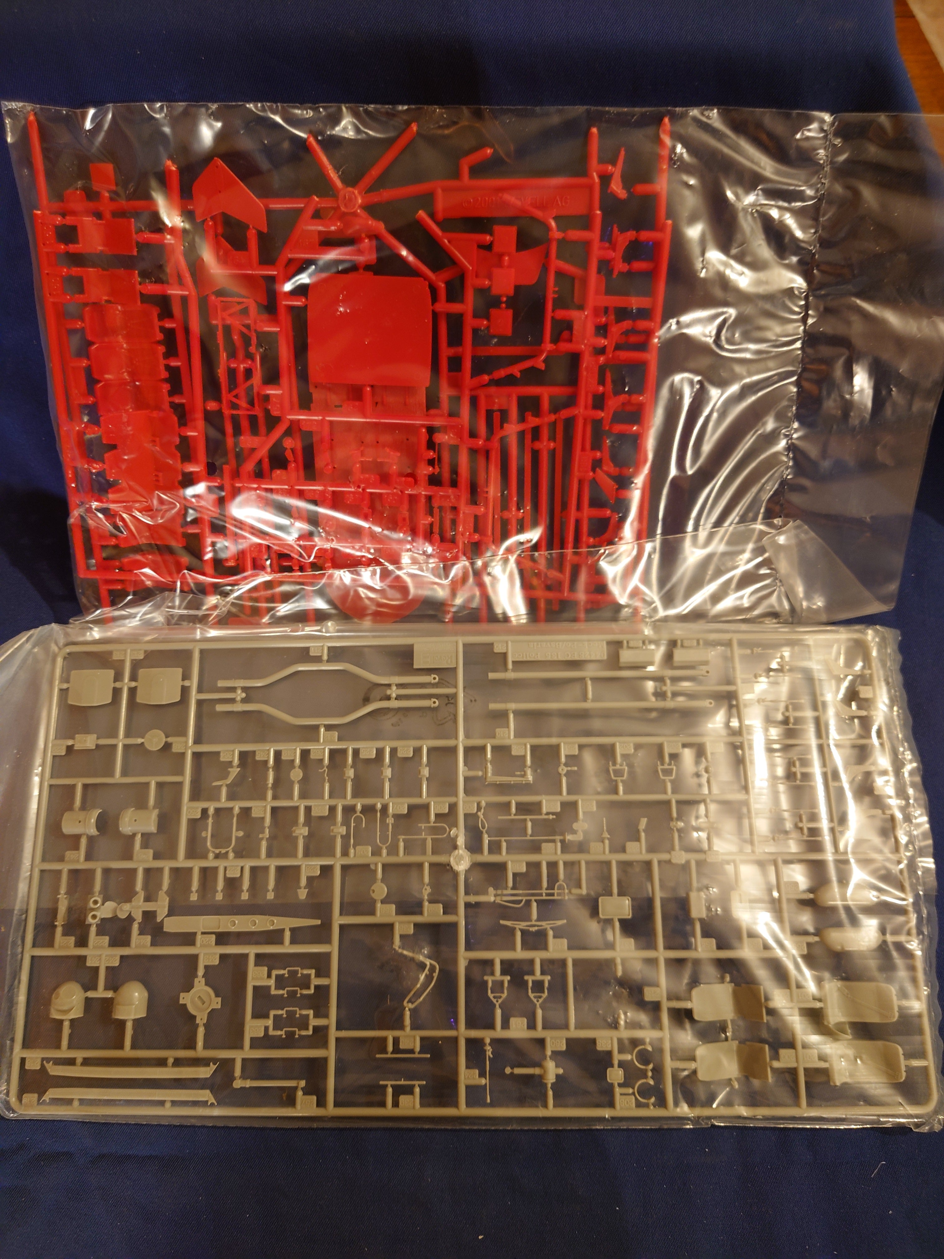 Revell 1/32 Eurocopter EC 135 Air Zermatt (04423)