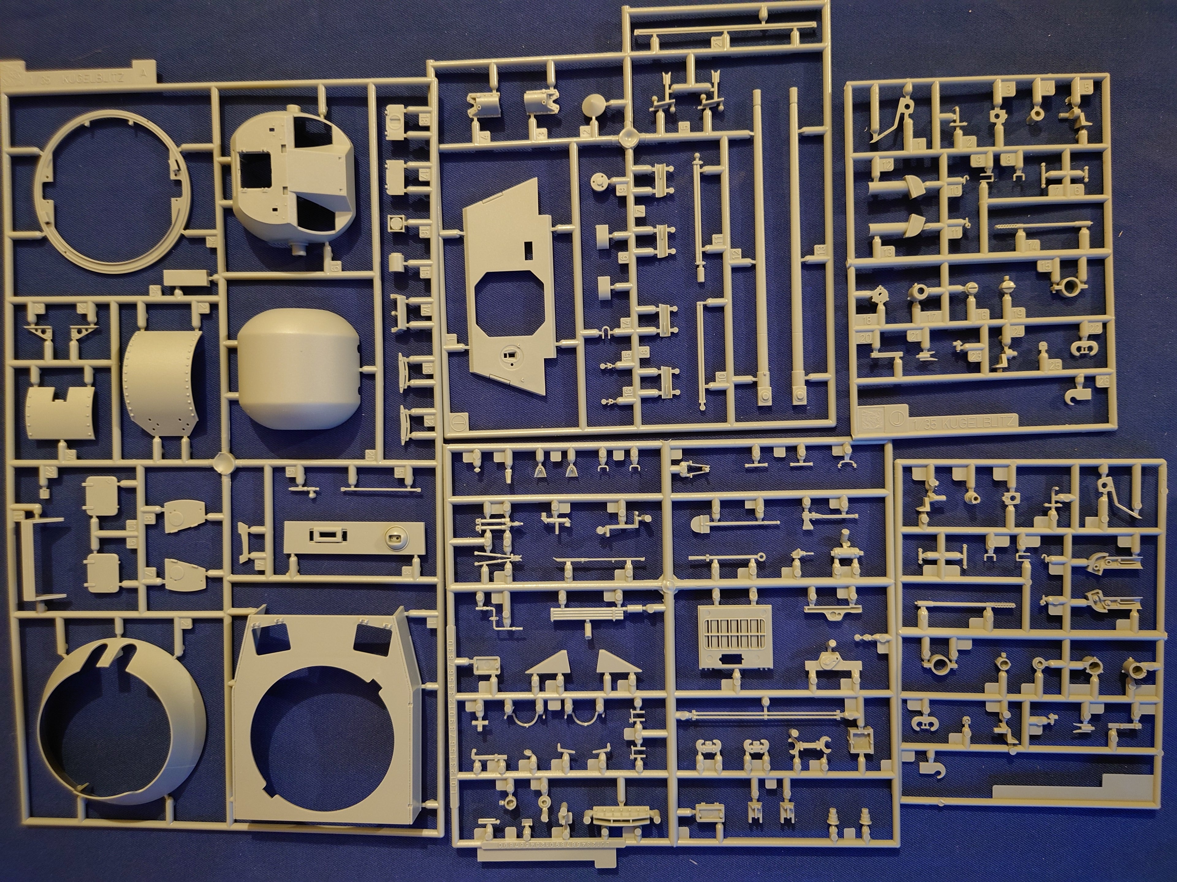 Cyber Hobby 1/35 3cm M.K. 103 Zwilling Flakpanzer IV "Kugelblitz" + Bonus "Achtung-Jabo!" Panzer Crew (France 1944) (9109)