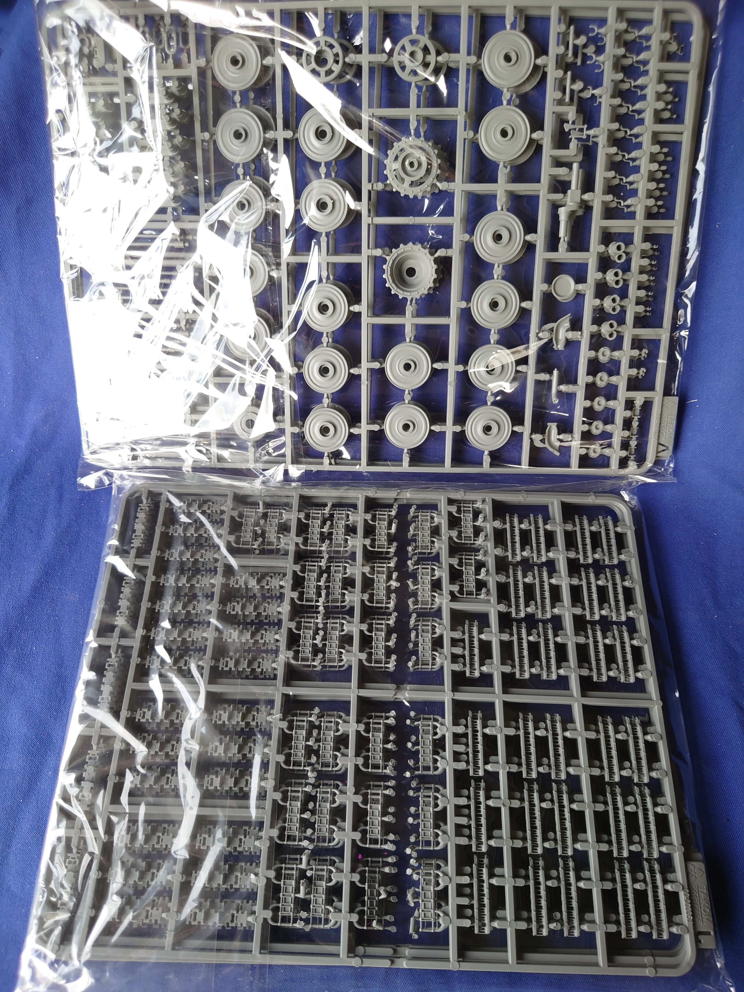 Takom 1/35 WWII German Heavy Tank King Tiger Initial production (2096)