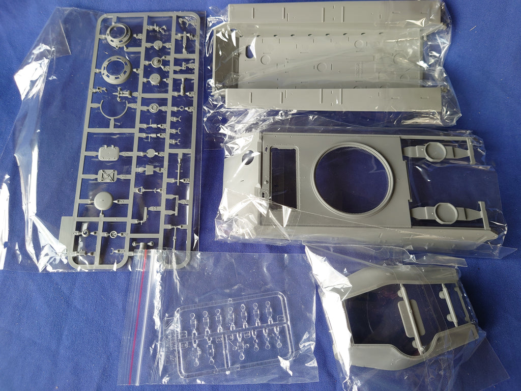 Takom 1/35 WWII German Heavy Tank King Tiger Initial production (2096)