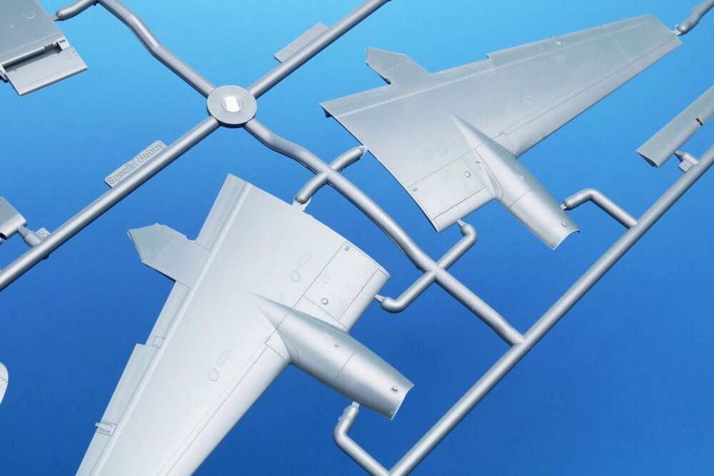 Special Hobby 1/72 D.H. Mosquito PR Mk.XVI Long-Range Recce (SH 72452) — New — image 8 of 15